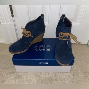 Sperry Topsider Women’s Harlow Navy Suede Wedged Laced Boot Size 9